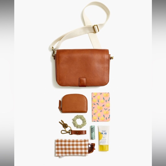 Madewell - The Transport Flap Shoulder Bag in English Saddle - Picture 5 of 9